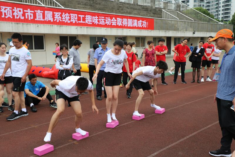 1529566430905243.jpg 踏石过河.jpg
